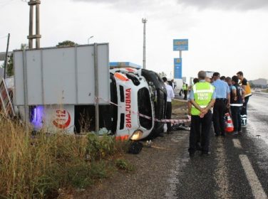 Ambulans Takla Attı: 1 Ölü, 3 Yaralı