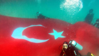 Trakya Üniversitesi SAT Denizin Dibinde Türk Bayrağı Açtı