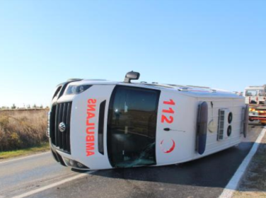 Edirne’de Ambulans Devrildi, Sürücüsü Yaralandı