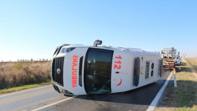 Edirne’de Ambulans Devrildi, Sürücüsü Yaralandı