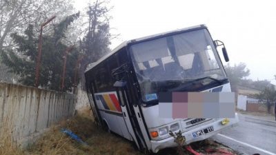 Yoldan Çıkan Belediye Otobüsü Duvara Çarptı