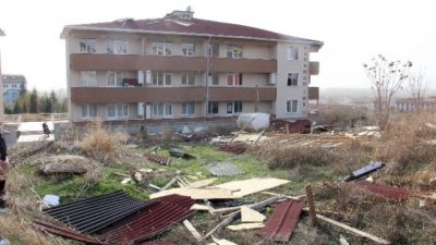 Edirne’de Şiddetli Lodos Apartman Çatılarını Söktü