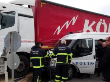 Çevik Kuvvet Minibüsü Tır’a Çarptı: 11 Polis Yaralı