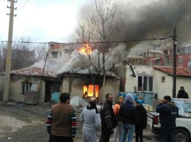 Keşan’da tek katlı ev yandı