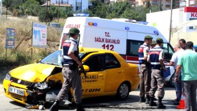 Tekirdağ’da Kamyon ile Ticari Taksi Çarpıştı: 2 Yaralı